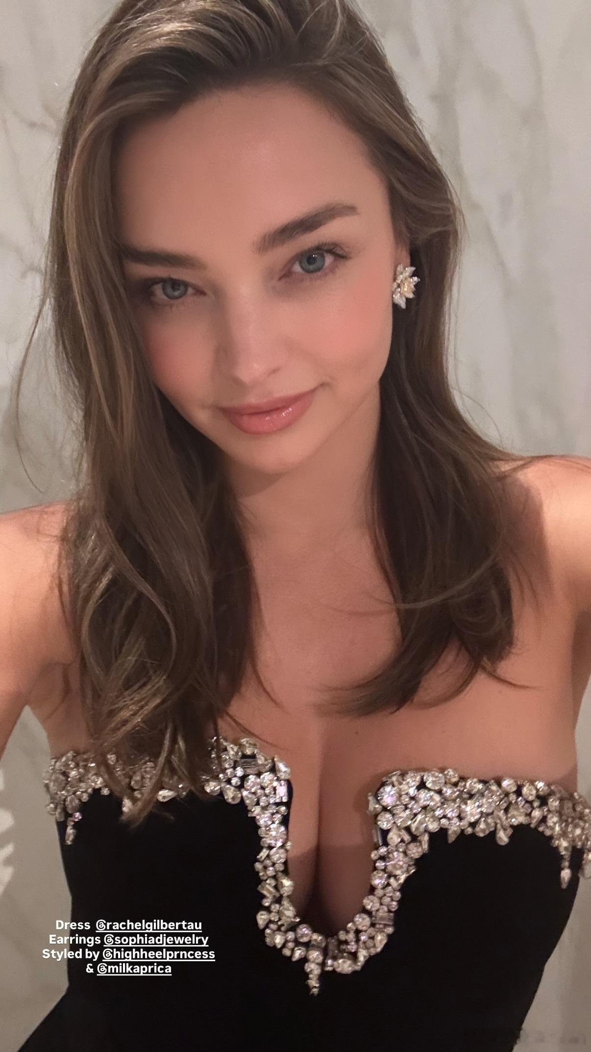 Miranda Kerr米兰达可儿晒新私照，这身是参加朋友婚礼的造型，也是超美的