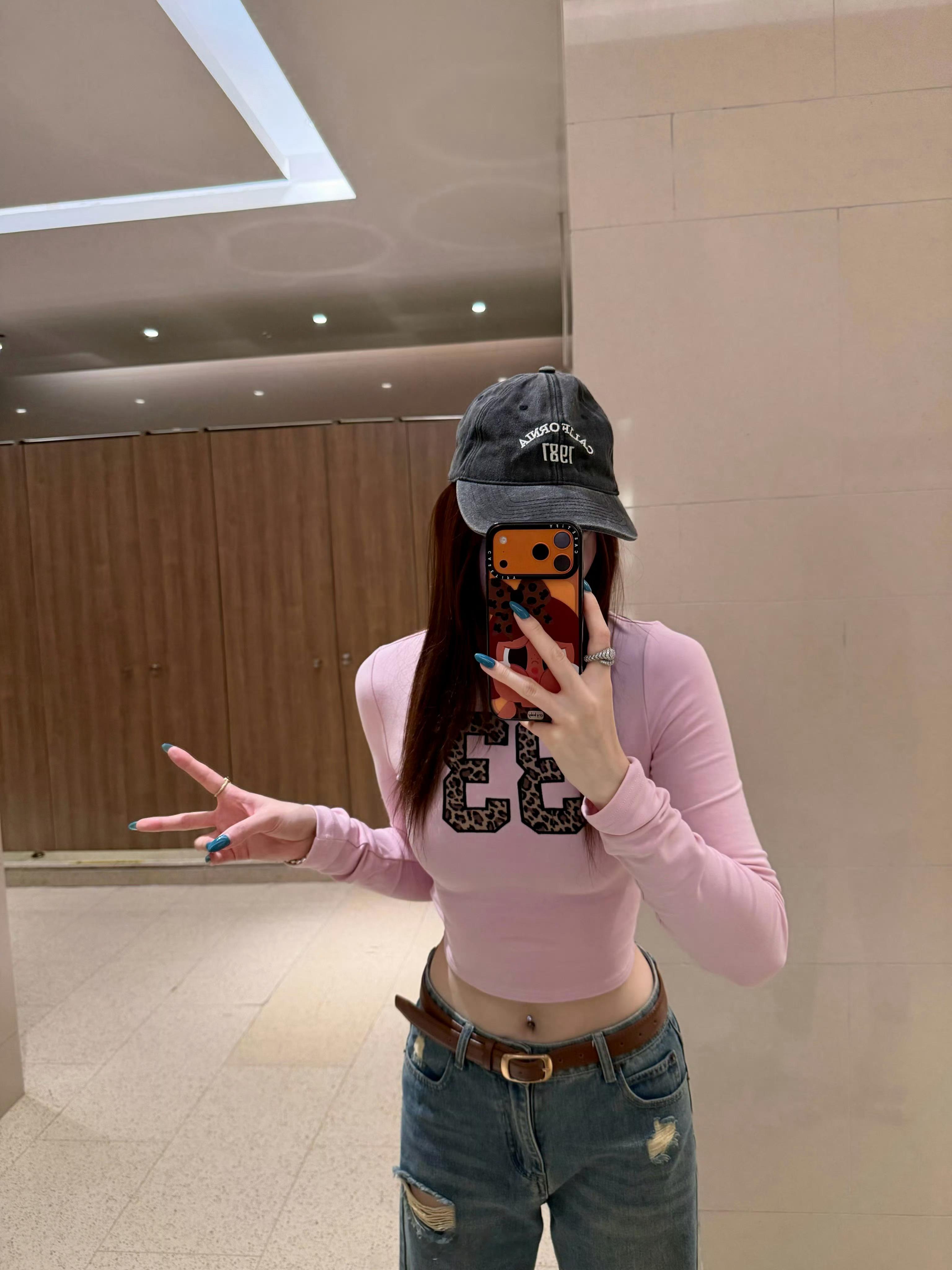 被粉丝发现了，大家知道大彬子手机相册里全是iPhone！ 