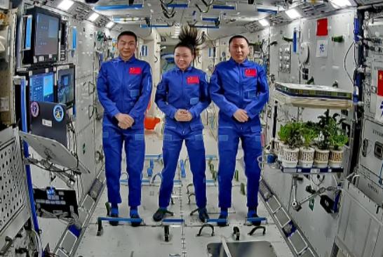 “天宫课堂·港澳专场”太空授课活动今天上午举行，正在中国空间站执行载人航天任务的