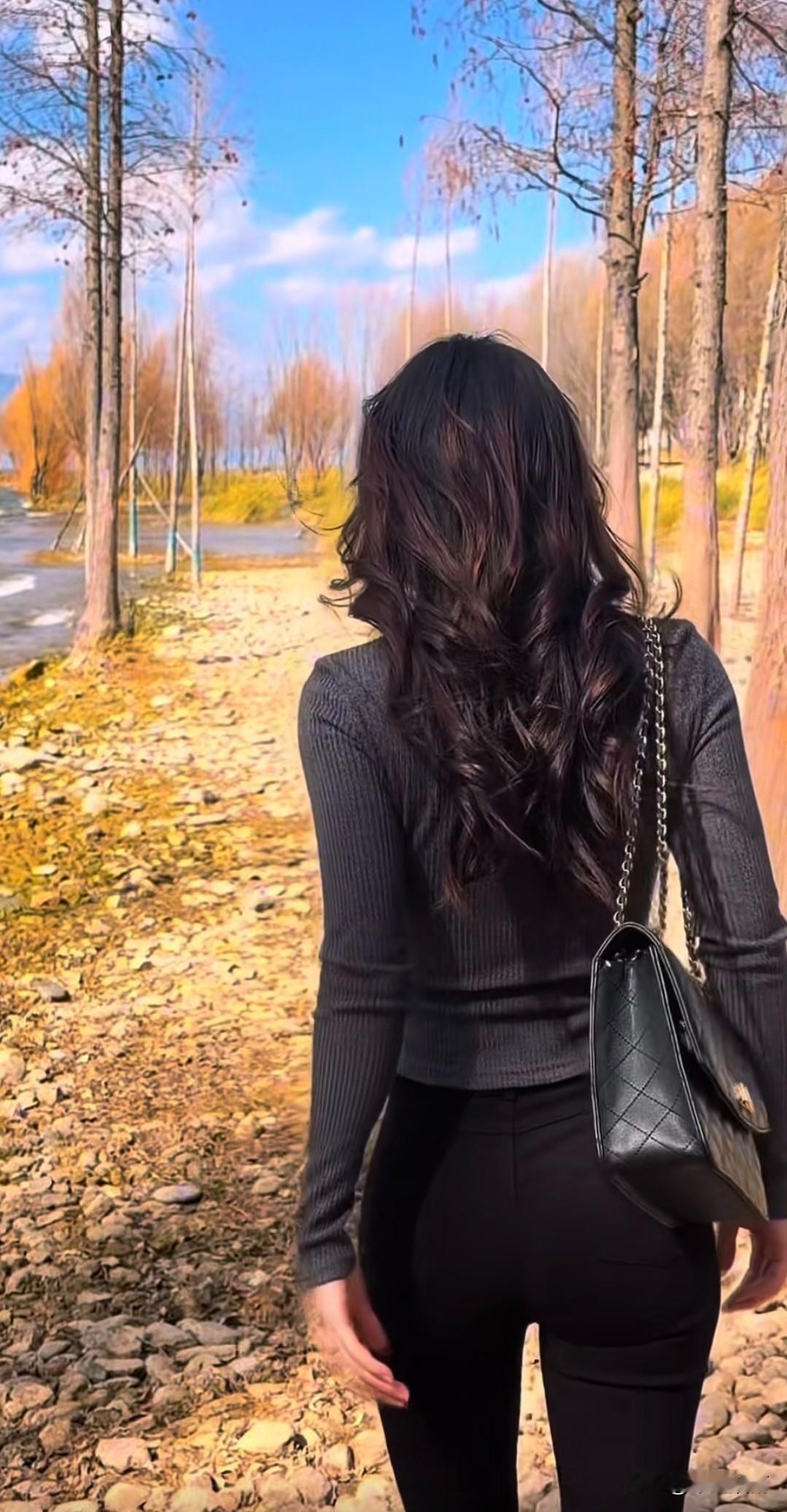 残萤栖玉露，早雁拂金河。