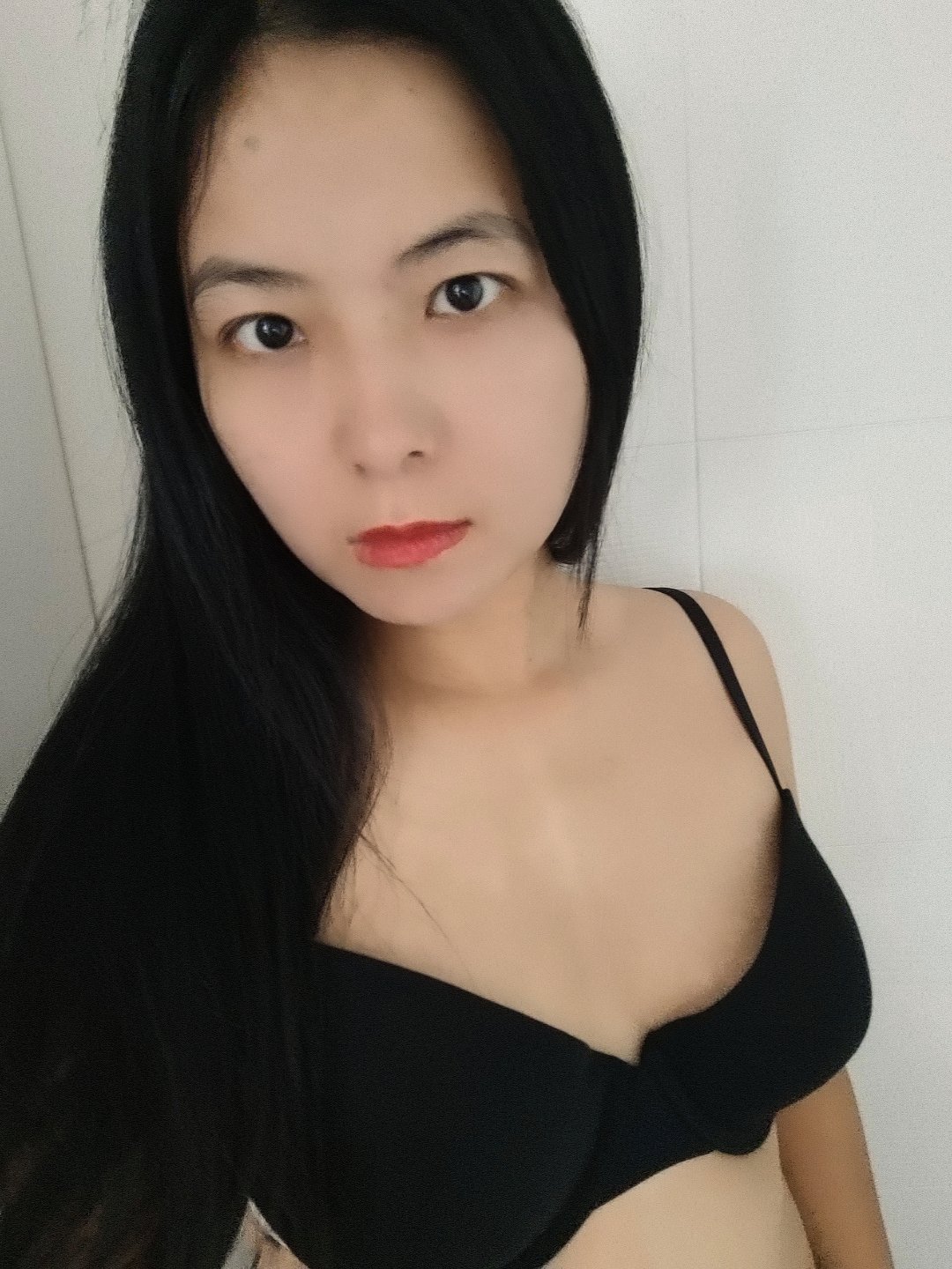 不仅是嘤嘤怪，还是个贴贴怪，喜欢到处贴贴，怎么那么可爱，两个人抱一起，真的是一张