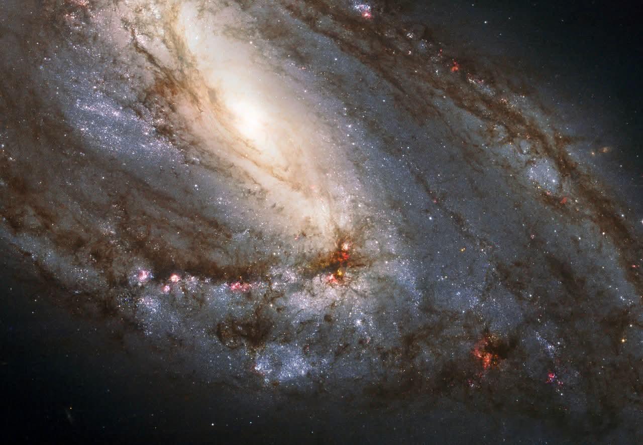 遇见狮子三胞胎的重量级冠军，M66 并非普通的螺旋星系。它的旋臂扭曲不均，炽热的