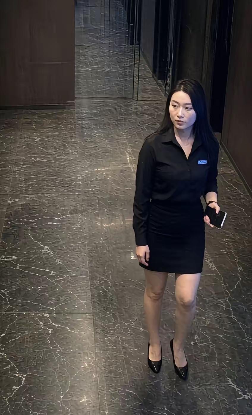 从打扮穿着来看，这位美女是什么单位的呢？
