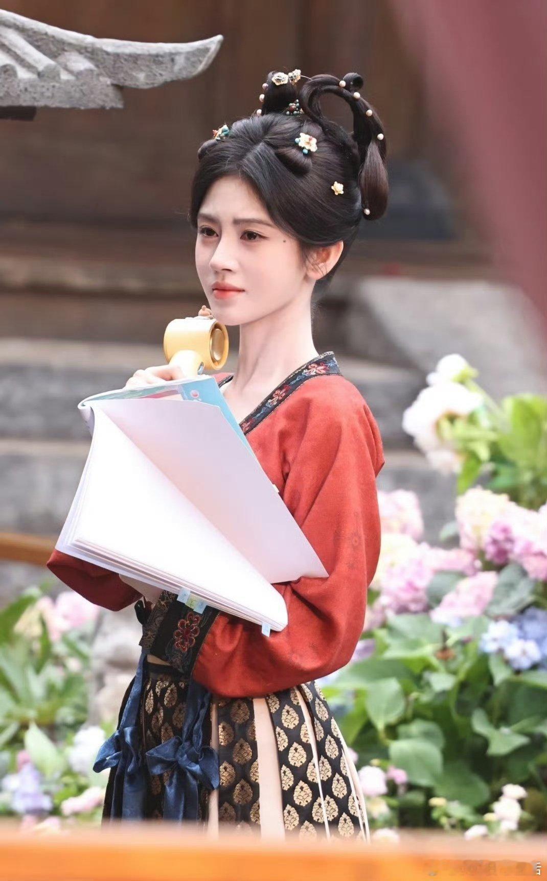 鞠婧祎苏绿夏红色唐装造型鞠婧祎红色唐装造型 身着红色唐装的小鞠好萌啊