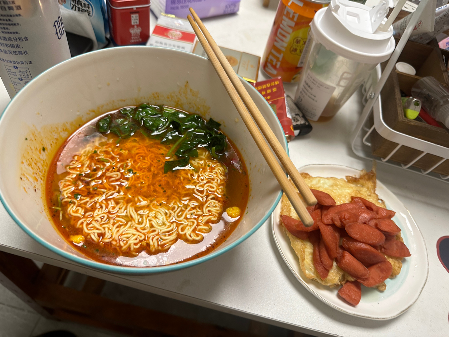 近期甜总经常给我做饭吃，很幸福。有时候给我整夜宵[嘻嘻]。盒马会员日她就会买很多