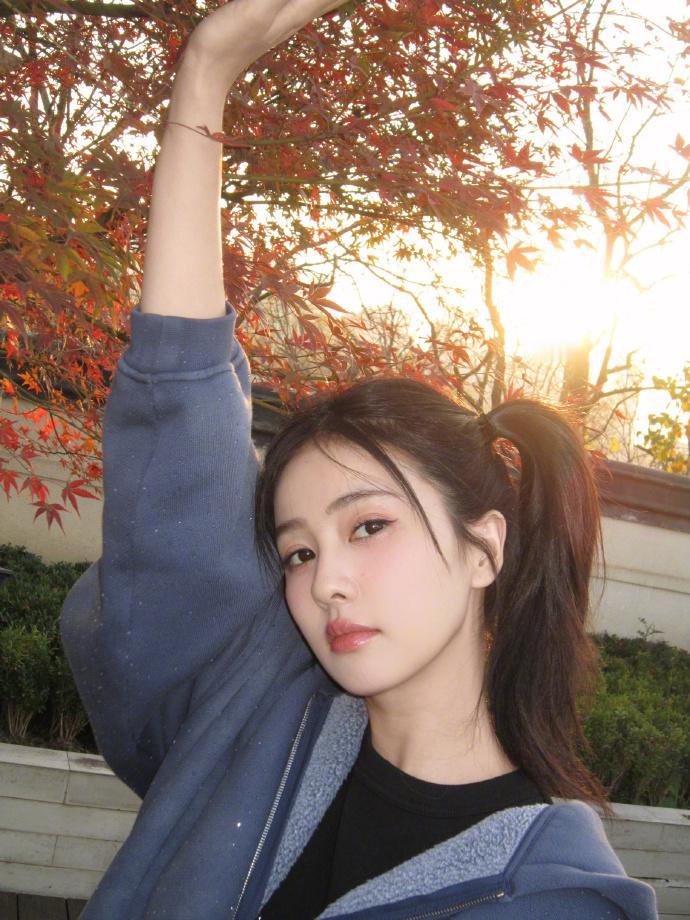 白鹿晒照开启今年最后一个月，双马尾白梦妍不经意又萌翻所有人