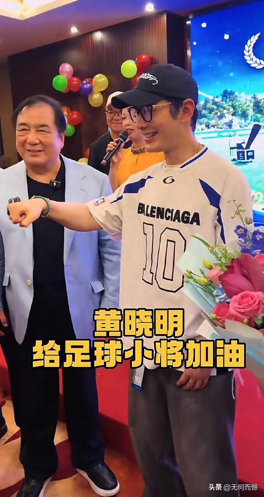 黄晓明给足球小将加油，在6月27日李晓华先生为董路的足球小将举办的庆功晚宴上，黄