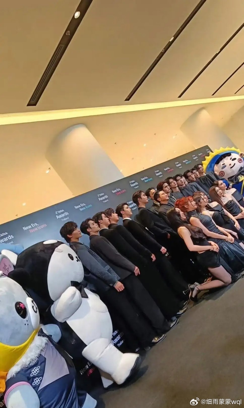 女艺人穿着裙子跪前边拍照 泰国娱乐圈真颠呀颁奖典礼拍合照女明星前排跪着🧎被吐槽