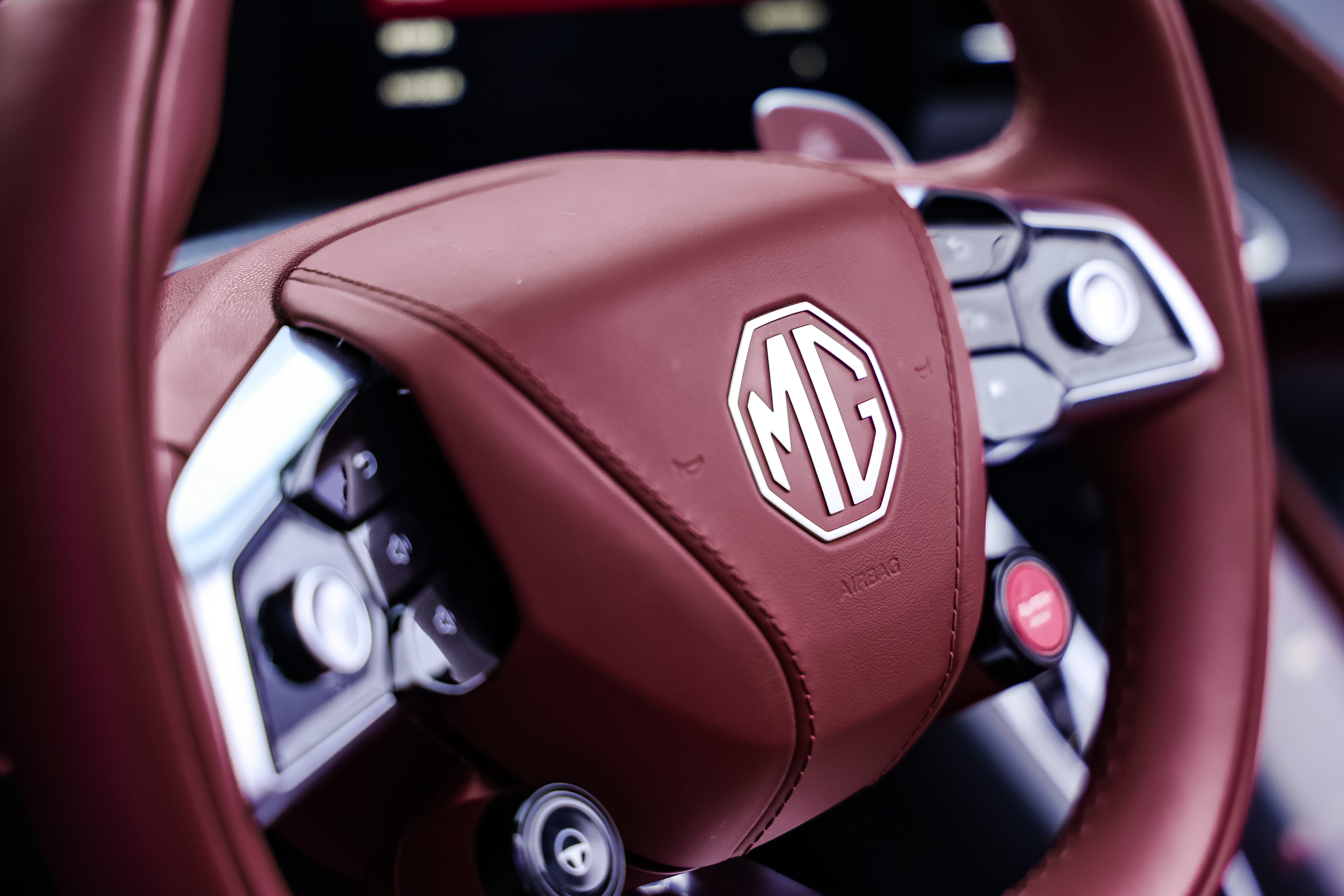 没想到电池能经得起这么“折腾”！MG半固态电池被1公分螺纹钢穿透，还被多向挤压到