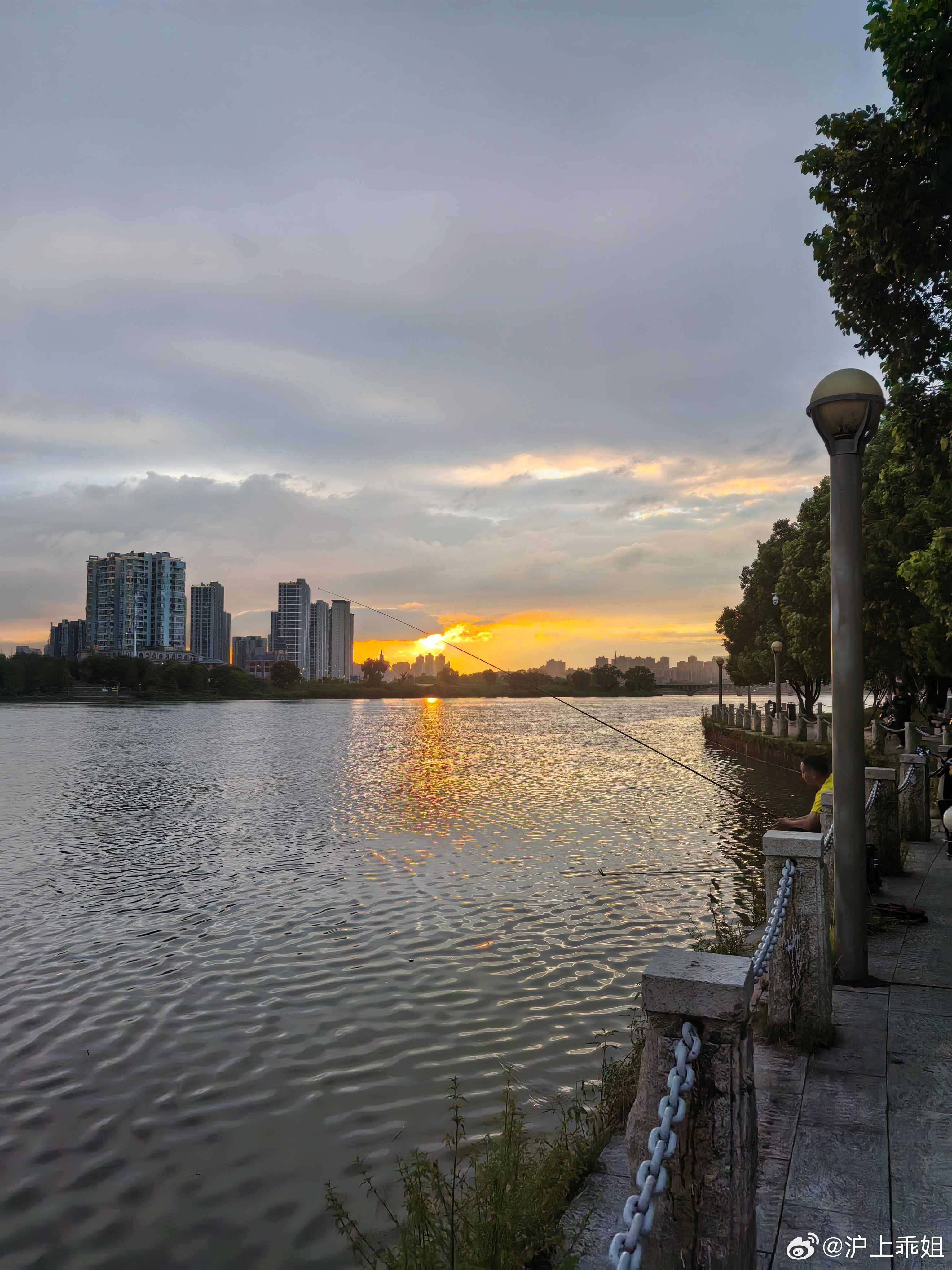 江景酒店，眼睁睁看着夕阳回家啦！催女儿赶紧去拿快递，沈大成的蝴蝶酥到了～快递员称