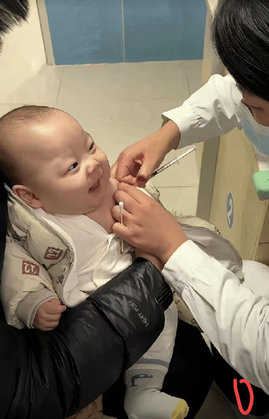 能被人民日报点赞的温暖，从来都来自最不加修饰的真实。山东这位4个月大的萌娃，打针