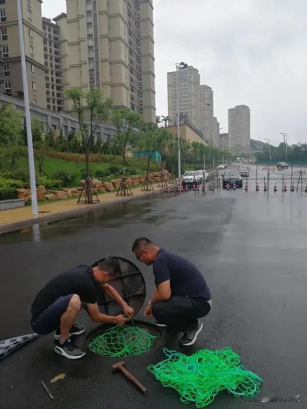 武汉暴雨啥情况？想象一下，中考期间暴雨倾盆，考生出行困难，水务人员压力得多大！6