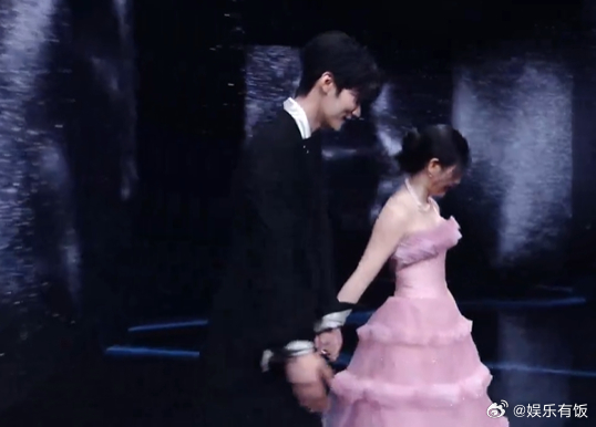 【2025微博之夜 红毯】周柯宇陈妍希牵手走红毯 啊啊啊啊是谁的cp发糖了！！牵