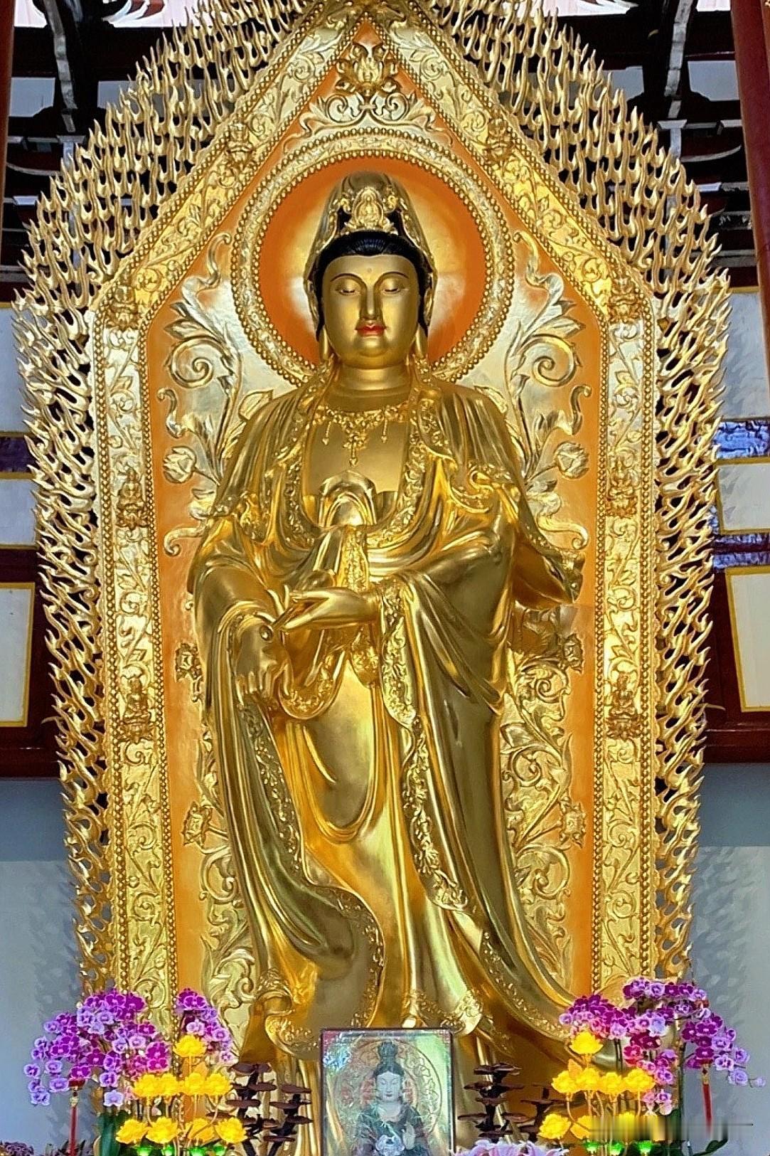 在莆田广化寺的观音阁里，抬头望见这尊金身圣像的那一刻，心突然就静了下来。
 
檀