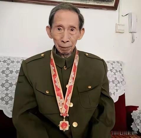 1956年，中南大学学生王明健在毕业前一天，突然被两名没有任何军衔与职务的神秘军