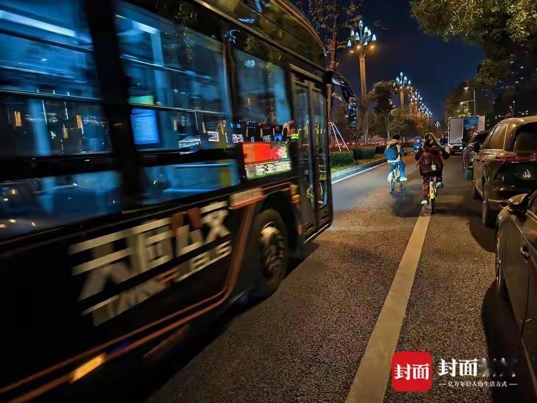 成都“较真哥”火了！9天举报92次违停，一辆车被盯8次仍顽抗？

下班路被堵到崩