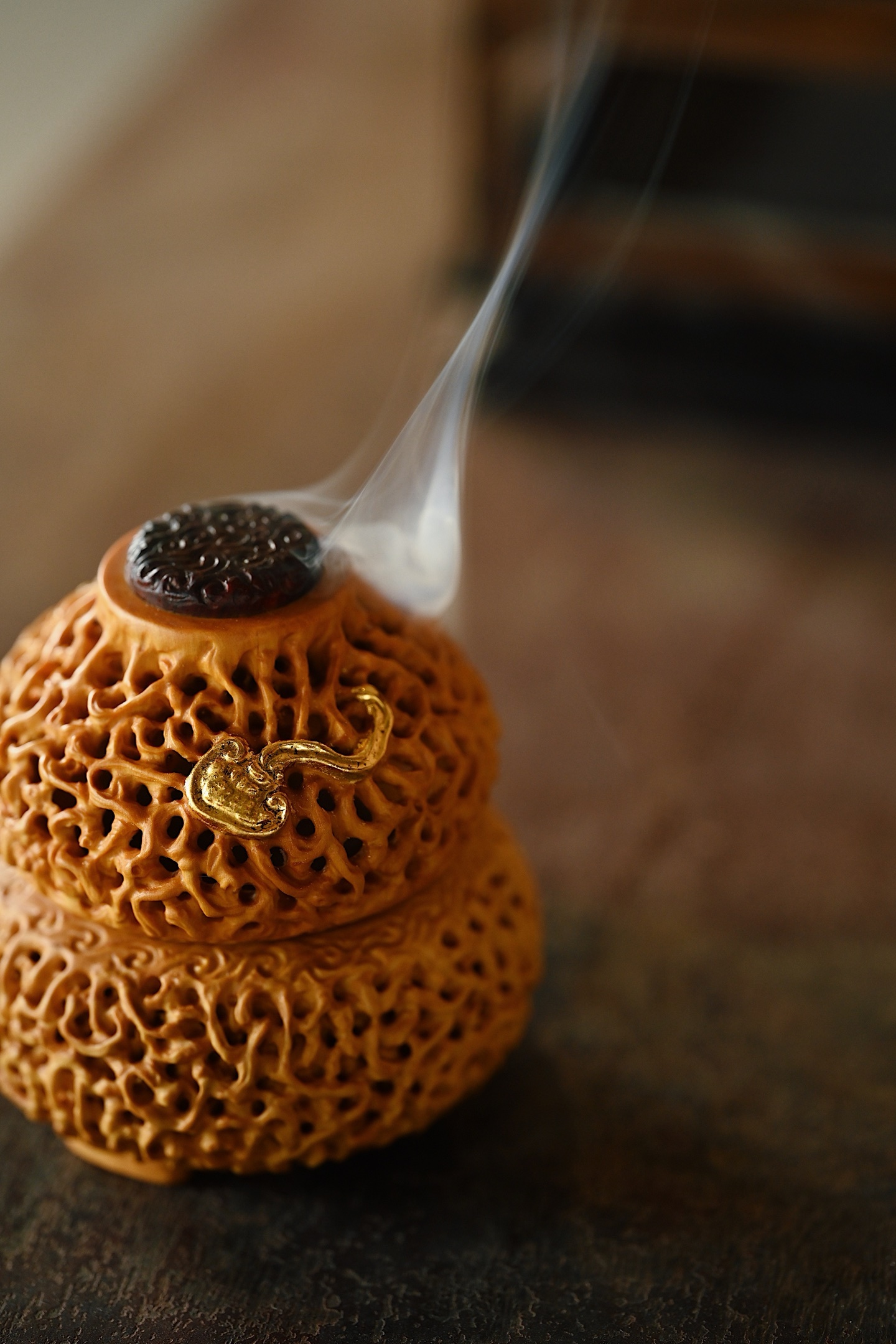 黄杨木x金箔 | 福禄金芝 香炉整料雕琢，呈葫芦之形，器型饱满敦实，镂空雕刻枝蔓