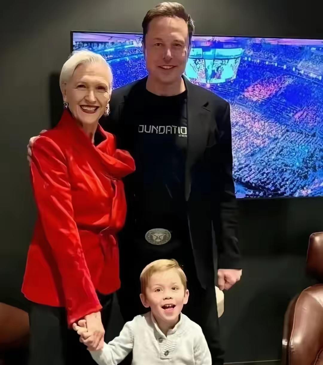 这一次，马斯克的小儿子来到中国，带火了中国两件商品，第一个就是这个虎头虎脑的挎包
