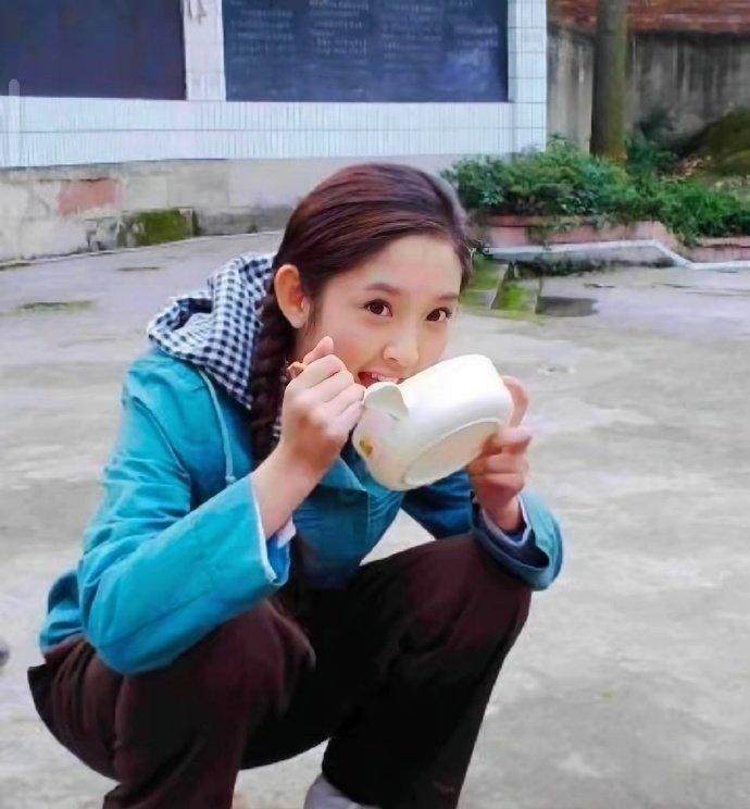 早期的唐艺‍昕，⁠真是从‌‌小美到‏大，那‌时‍候特别﻿青‎‍‎春‎‏﻿，﻿‎⁠