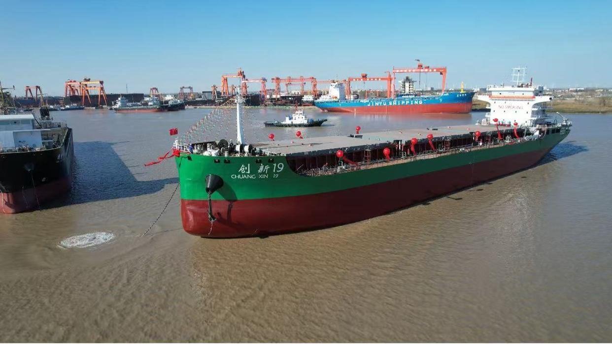 2月14日，江苏勤丰船厂码头汽笛长鸣，国内首艘以甲醇为单一燃料的江海直达船舶——