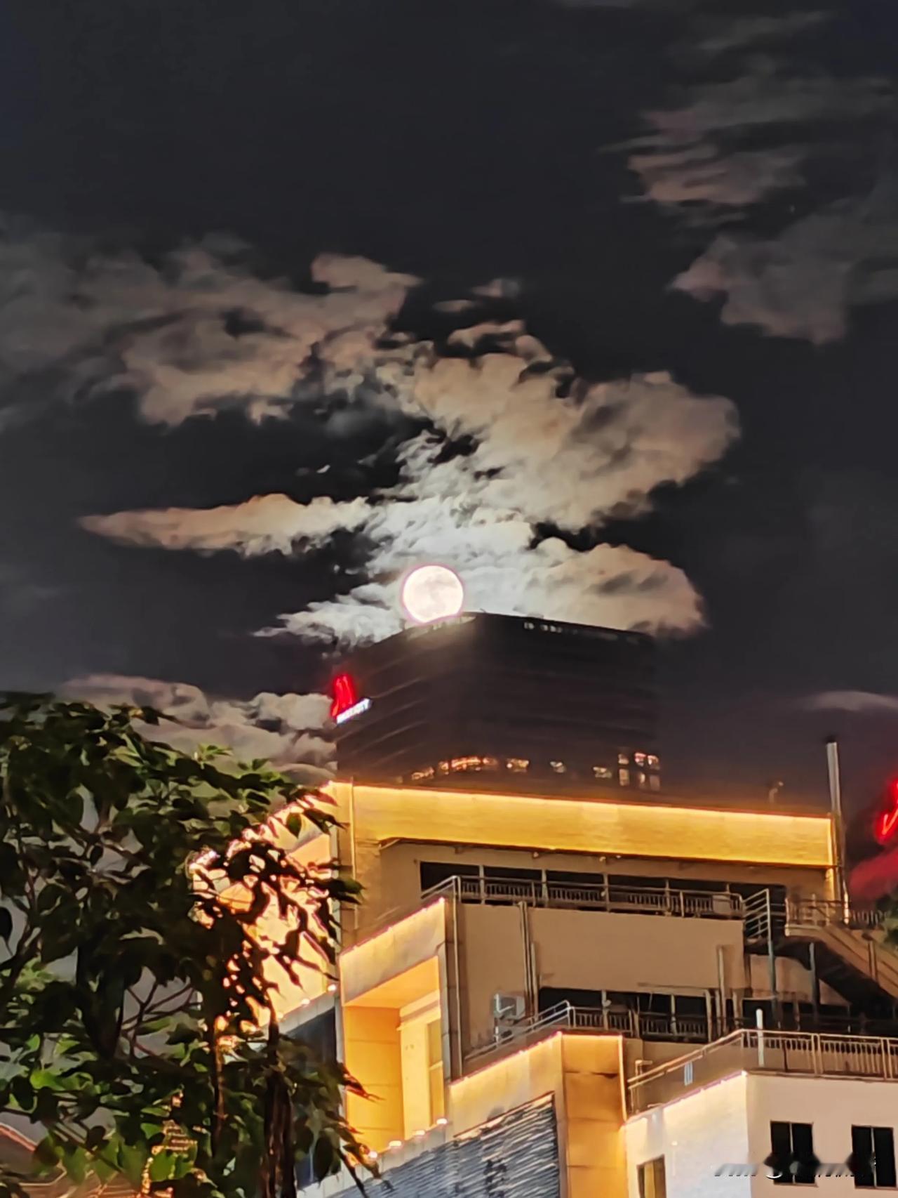 美妙绝伦！今天晚上加班到九点多钟才走，刚走出地铁口，就抬头看到一轮皓月当空，旁边