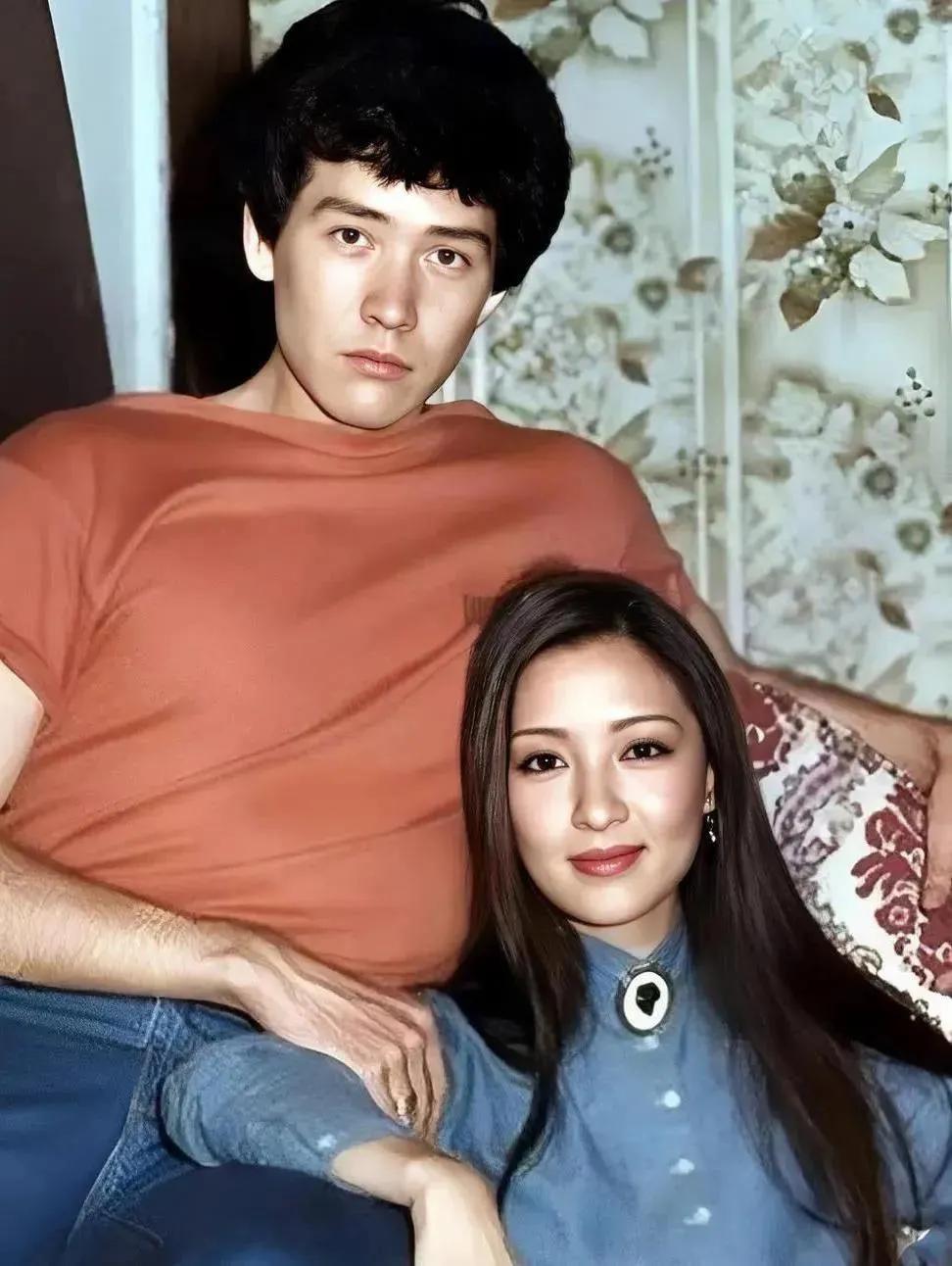 1989年，29岁的费翔与36岁的胡因梦，在片场留下了一张亲密合影，此前一直对爱