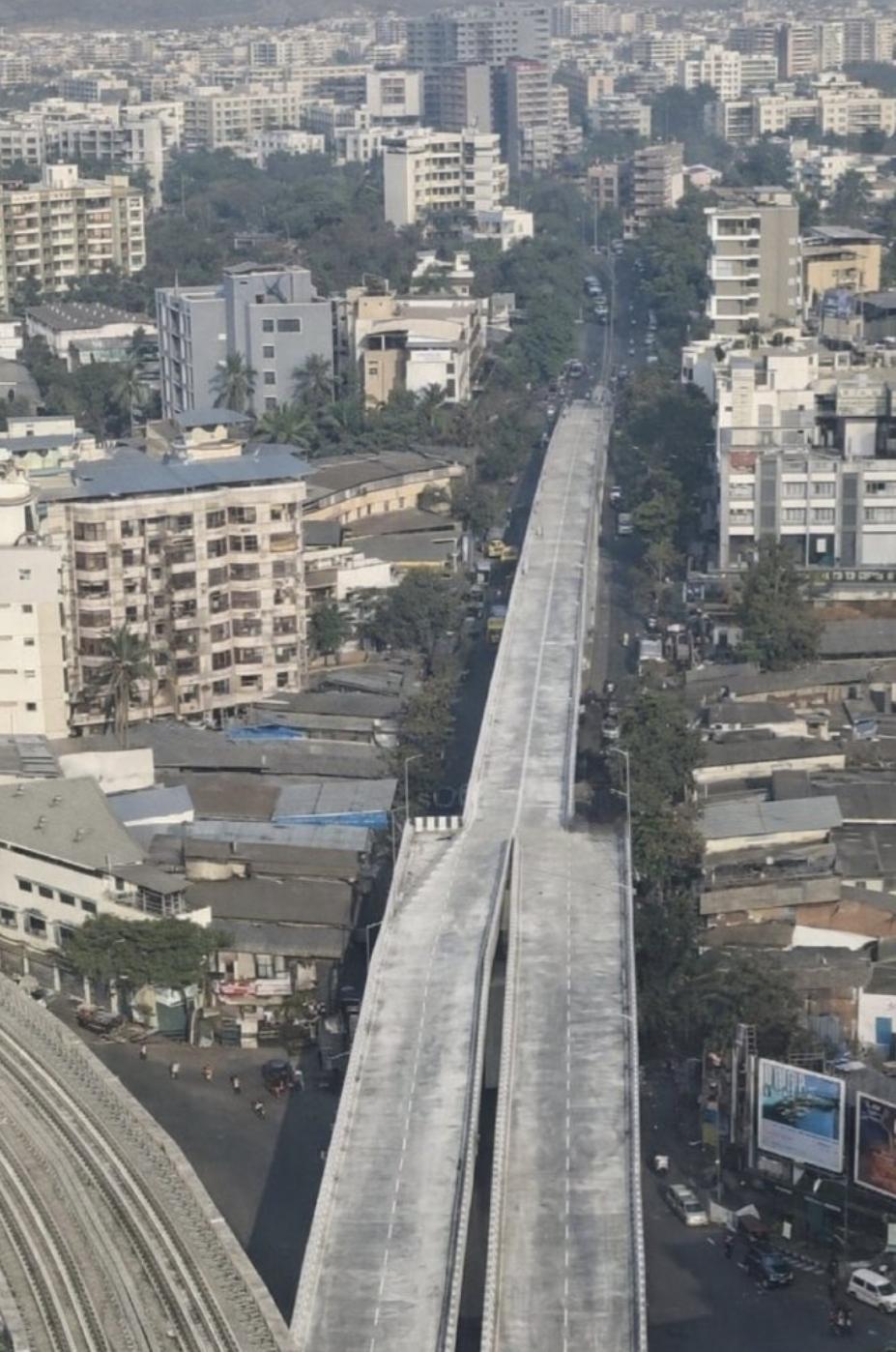 还得是印度。

4车道变2车道，就是这么突然。

你说他不合理吧，你每个方向都留