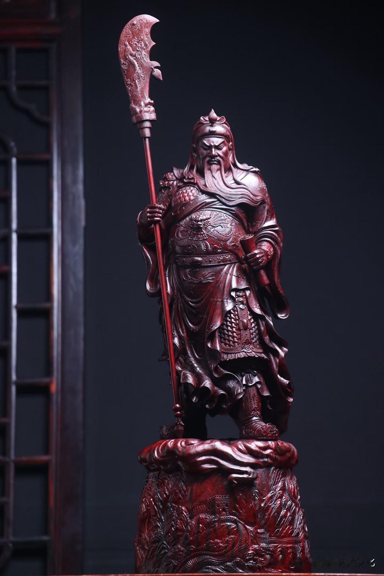 有些关公像，一眼看去是“威”；
真正耐看的，却是那股压得住气场的“稳”。

这尊
