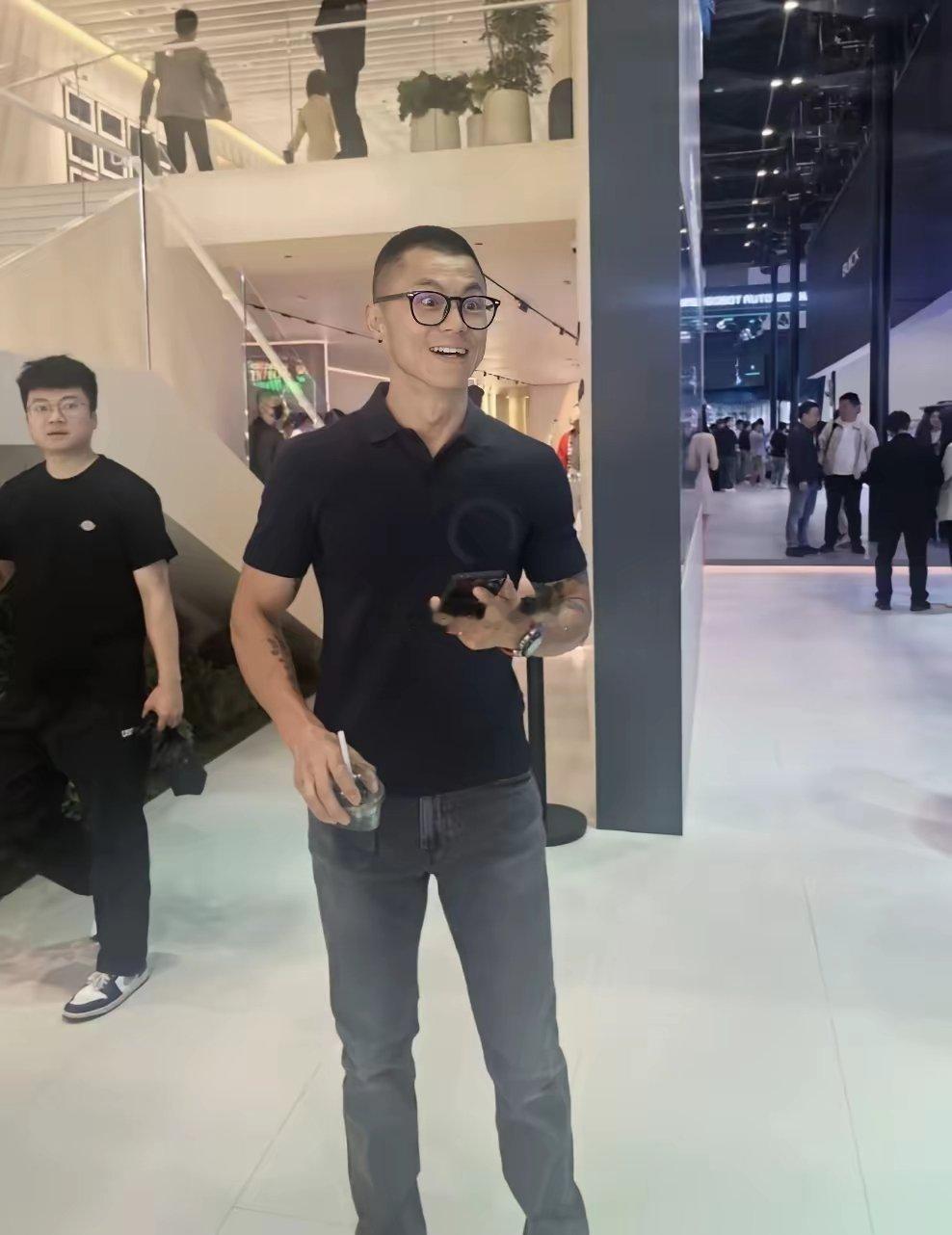 陈震已经开始为复出铺路了现身北京车展，似乎想向合作伙伴宣布“脑子没大问题了”商单