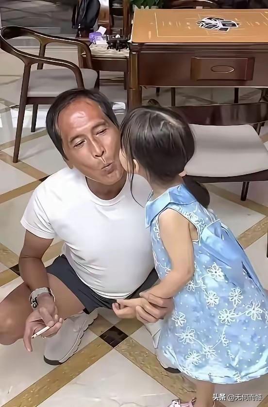 齐秦和女儿在一起玩游戏，一老一少，非常的开心，不知道齐秦先生有几个子女，按照他的