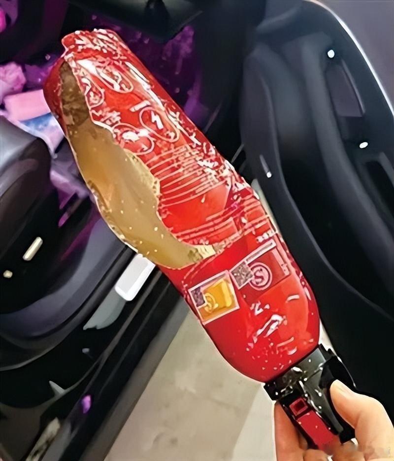 【未过期网红灭火器车内高温自爆】灭火器车内暴晒发生自爆8月7日消息，据报道，近日