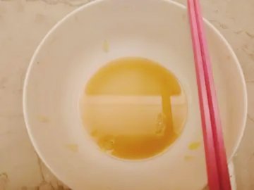 晚餐，吃了吗大家？撕了一盘球生菜凉拌，薄盐生抽，醋，香油。 光盘