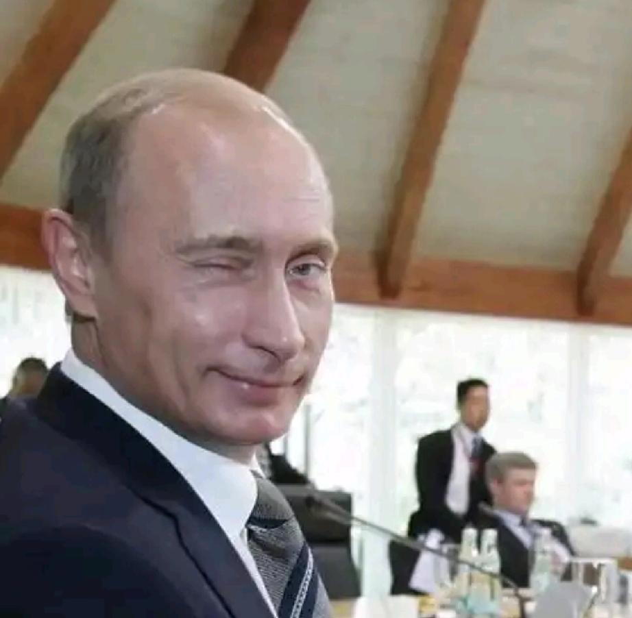 普京是个调皮的大暖男，硬汉也有柔软的一面。
他贴心的给默克尔披上披肩；
这还不算