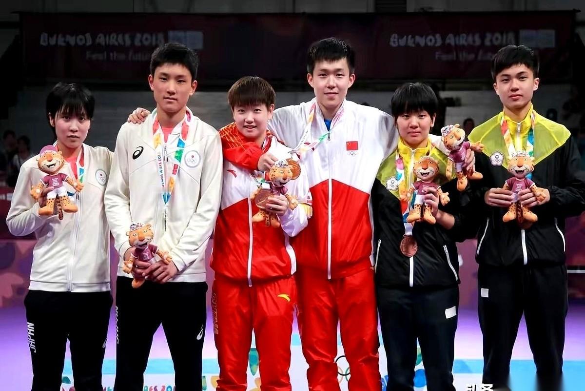 照片一出，炸锅了！王楚钦左手搭着苏珮绫的肩，笑得像朵花，旁边是孙颖莎，一群顶尖选