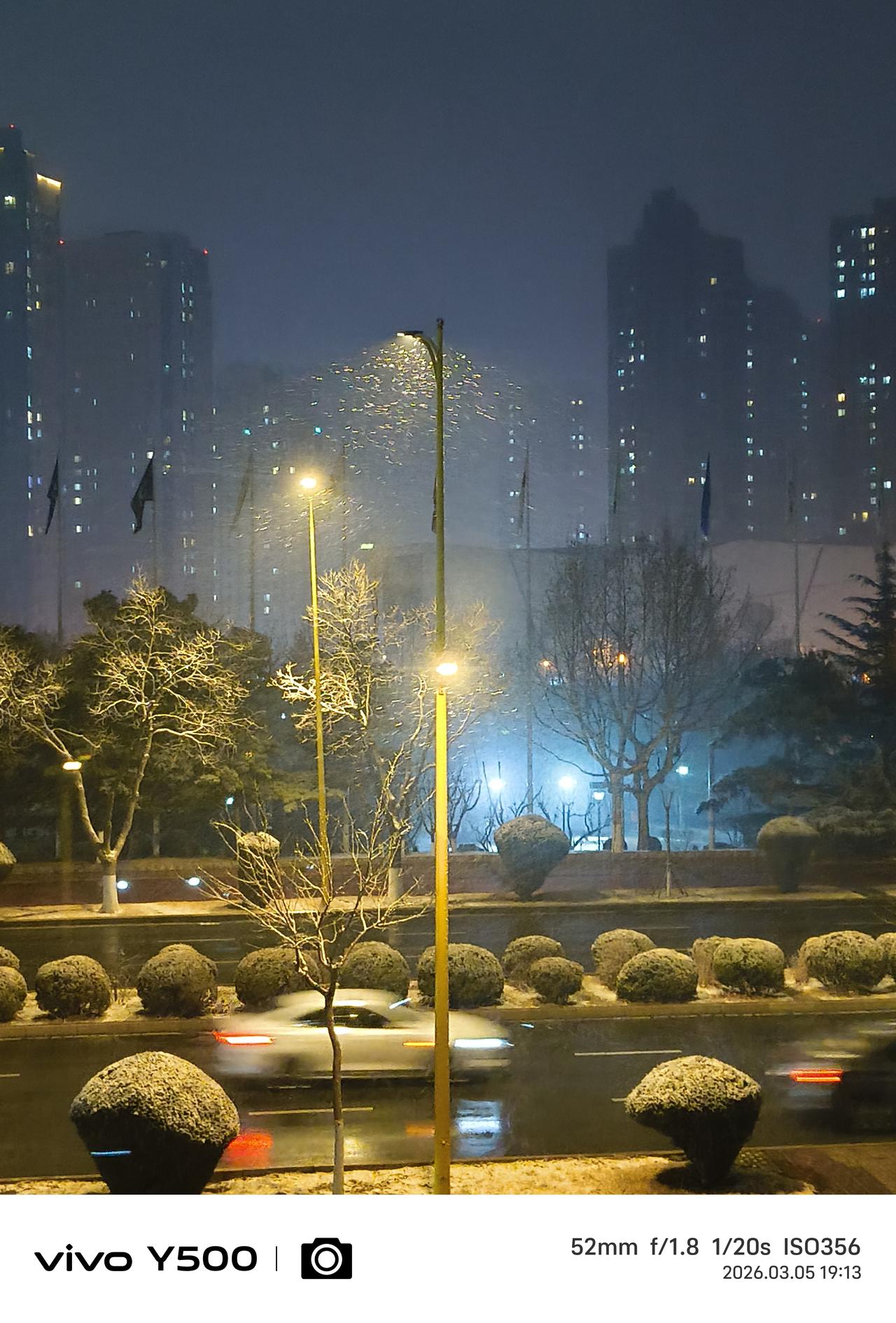 惊蛰之夜雪纷纷
情意绵绵别样春
——大连开发区2026年3月5日惊蛰，夜幕降临，