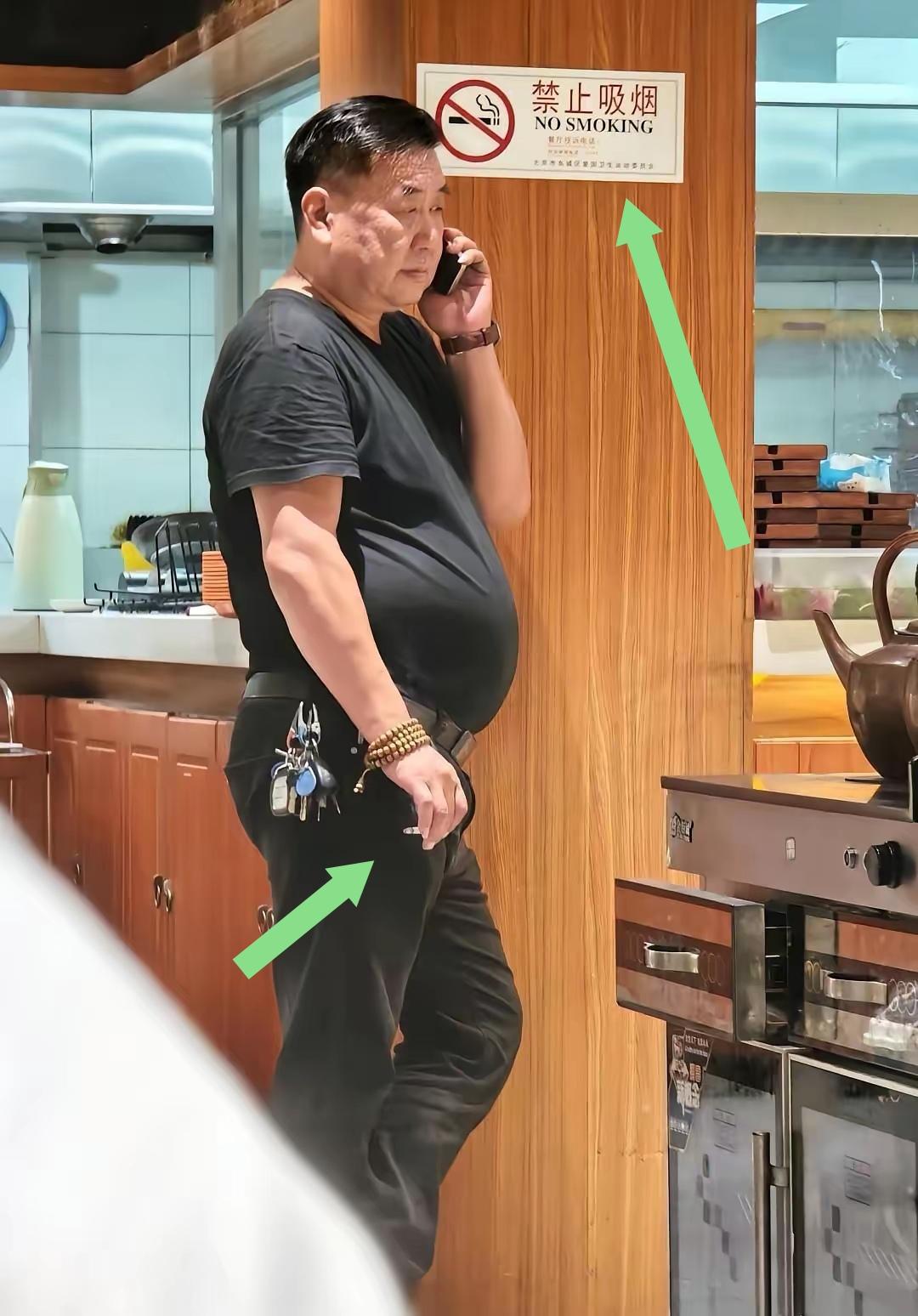 烟瘾不小，对警示视而不见。肚子不小，孕妇这样差不多都是该生了[捂脸]