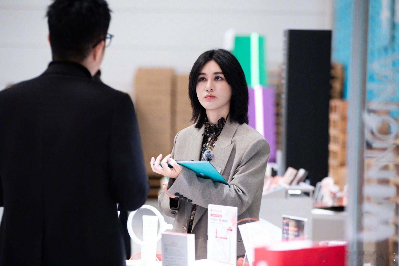 合伙人抓住一个自带气场的尚雯婕合伙人谁懂这一身美拉德色系西装的含金量！搭配花衬衫