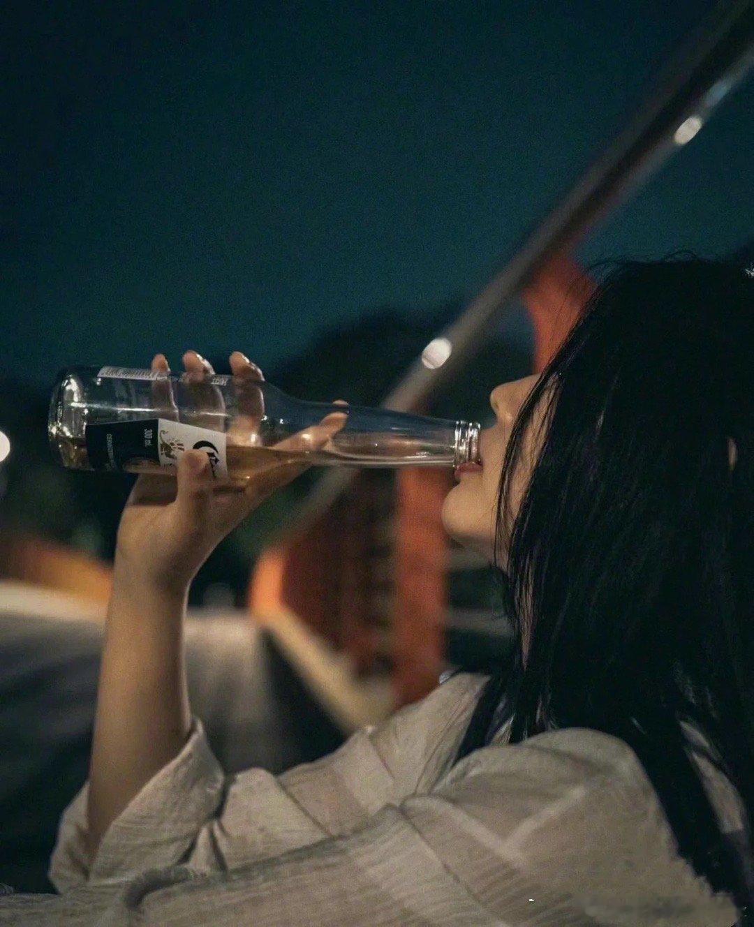 “男人都说女人现实，其实男人才是最现实，丑的你们看不上，美的你们养不起，不物质的