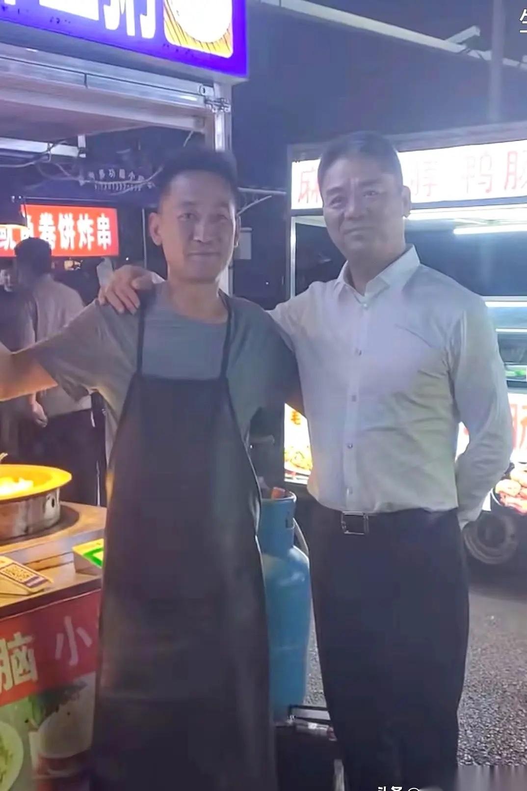 刘强东非常接地气的企业家，主动和路边摊老板还
合影