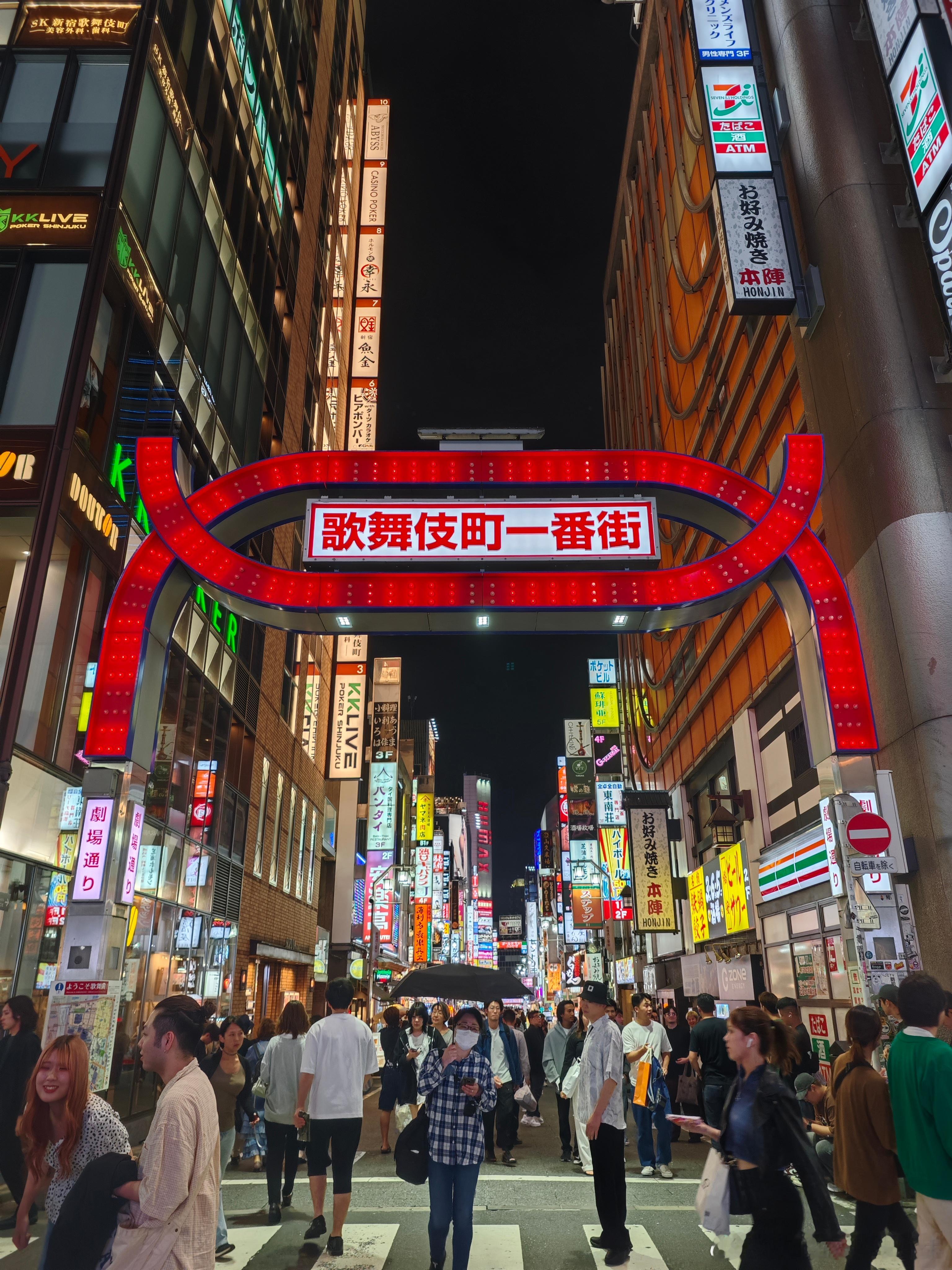 啥也没有。。。 果然没人带的话就是个普通的夜市。  ​​​