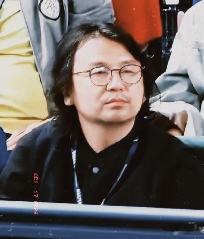 10月17号，雷佳音冲上了热搜，有人在上海劳力士大师赛的观众席里拍到了他，那造型