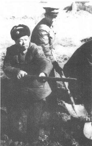 1959年，罗元发任北京军区空军司令员时下连当兵，同雷达连干部战士一起参加劳动。