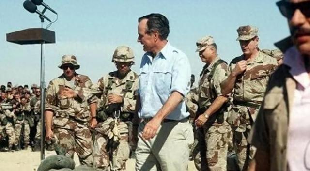 德国一个专家捅破了层窗户纸：美国现在但凡碰到中国，第一反应不是往前冲，而是下意识