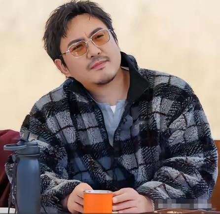 沈腾开口就放狠话，
说这辈子最恨两个人，
就是他爸妈，乍一听还以为藏着什么心事，