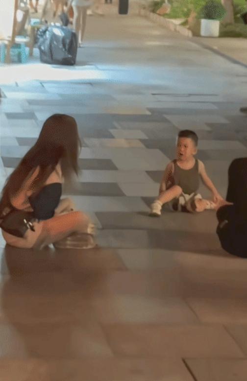 “这招你也会？”上海，小男孩想买玩具，坐在地上哭闹，妈妈正打算妥协，谁知两个路过