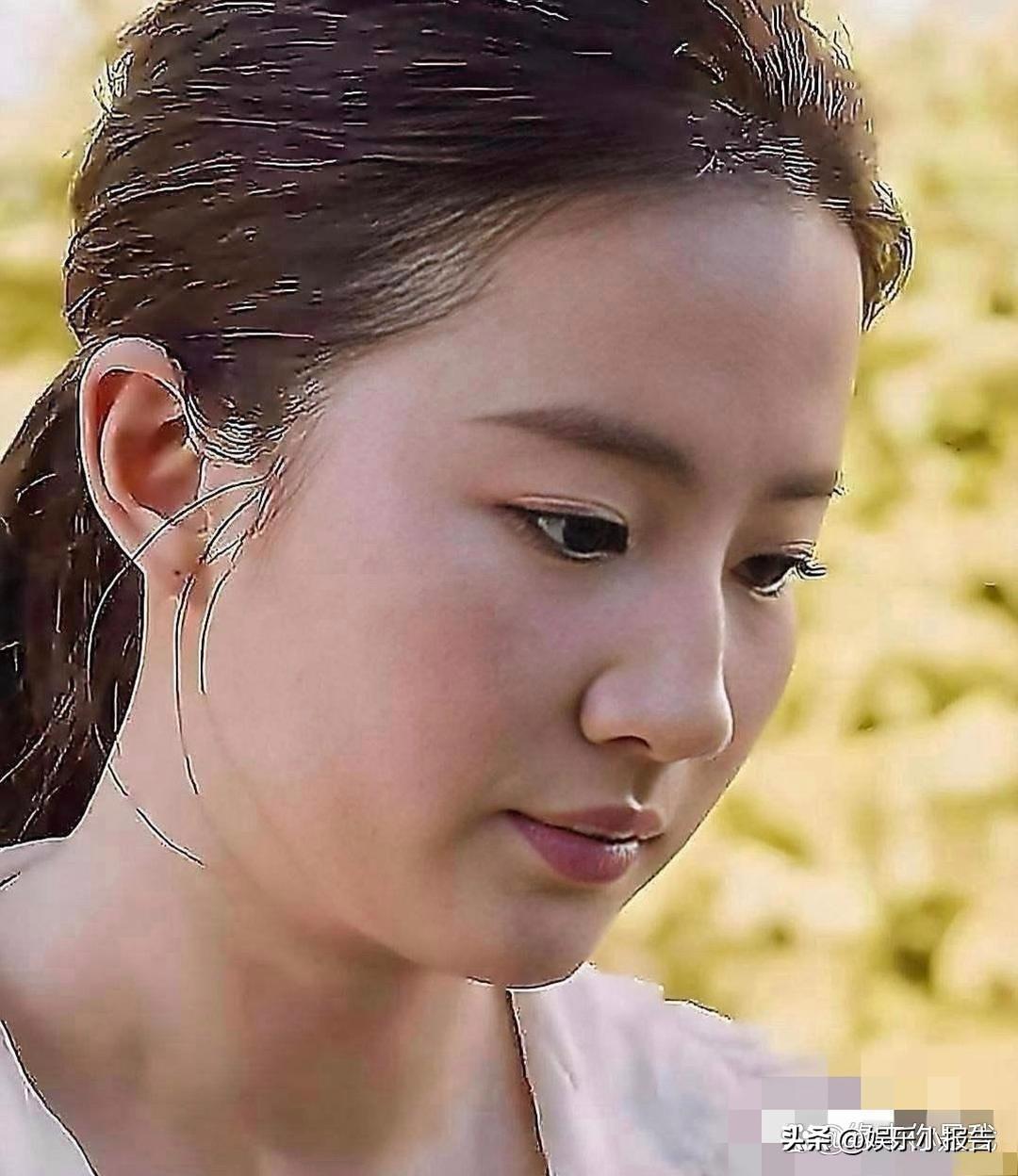 柳岩在节目里说刘亦菲，说她长得特别美，但有个“毛病”：总是不化妆就出门。这话逗乐