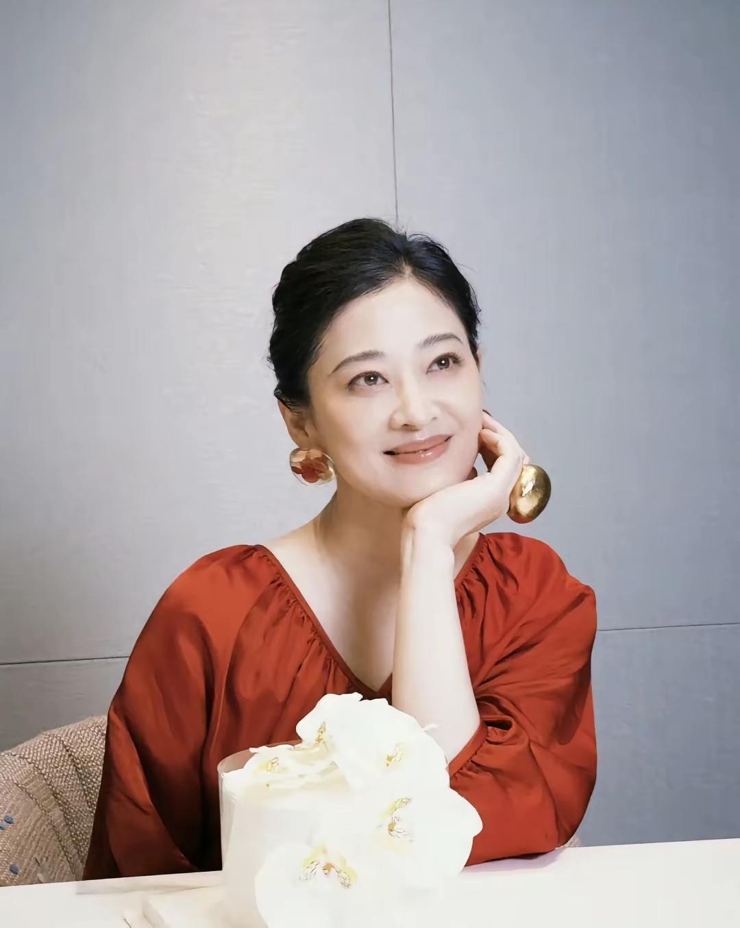 梅婷家的家庭氛围真的太让人羡慕。女儿快快和儿子阳阳长相清秀，活脱脱两个小梅婷。优