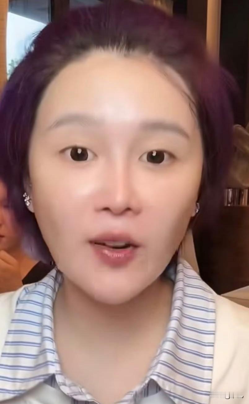 赵本山女儿大方承认假鼻子


虽然能看得出来假鼻子，大方承认自己的鼻子做的，敢做