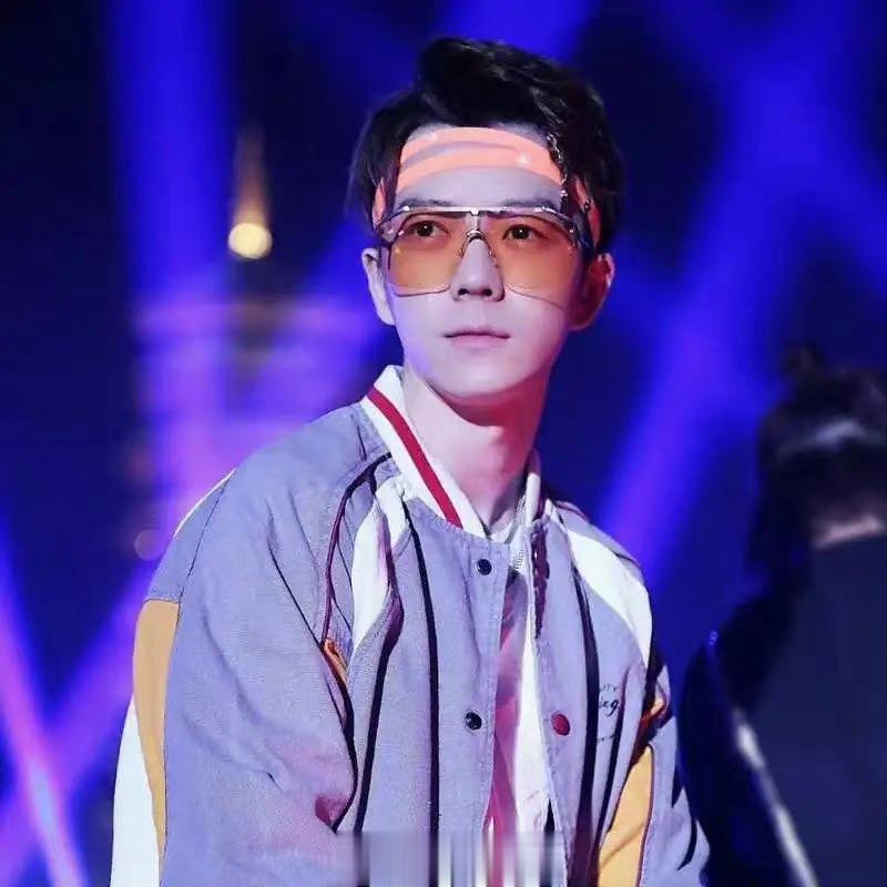 #王栎鑫终结呼噜梗#想出这个办法也太搞笑了，这样睡觉不舒服吧#打呼不是睡得香# 