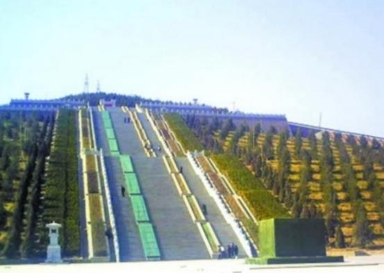 [中国赞]2011年，修建了两年的华国锋陵墓终于竣工了，事后一统计，一共花费了1